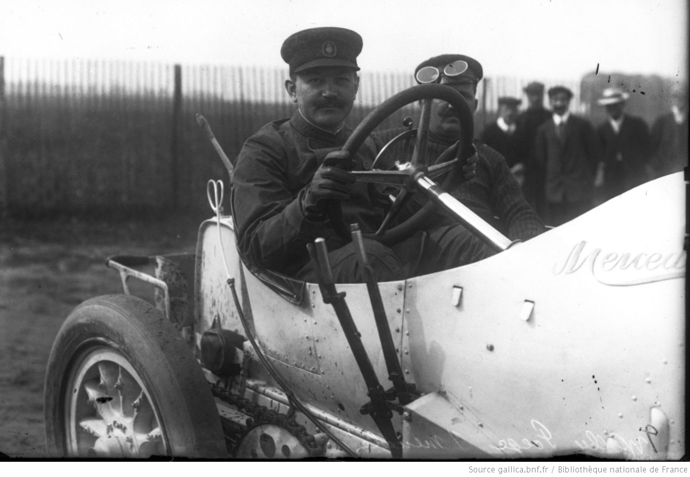 Pöge 1908 in seinem französischen Dieppe-Wagen