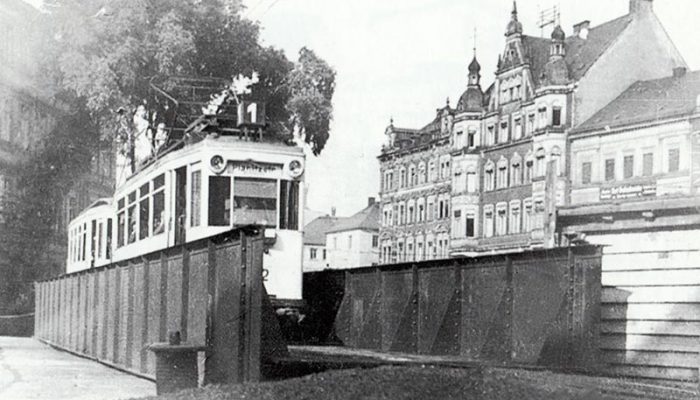 Die Bahn der Linie 1 Richtung Planitzstraße auf der Behelfsbrücke