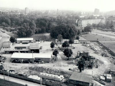1986 eine ganz andere Situation: Die Fläche längst von den Ruinen befreit, ist der jetzige Parkplatz an der Johanniskirche Baustofflagerplatz für die seit über 25 Jahren dauernde Bebauung der Innenstadt.