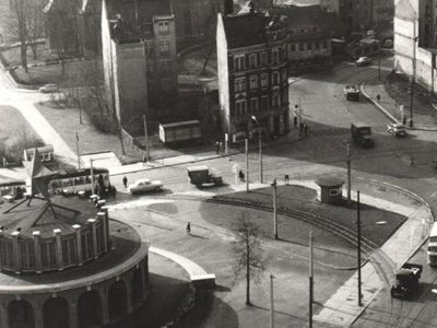 Um 1953, der Platz ist beräumt, der Sowjet-Pavillon 1952 in Windeseile am Dresdner Platz gebaut. Unten die Dresdner Str., von links kommt die Augustusburger Str., im Hintergrund die neuen Häuser an der Moritz-/Ecke Zschopauer Str. Rechts schaut das „Tietz“ ein klein wenig ins Bild.