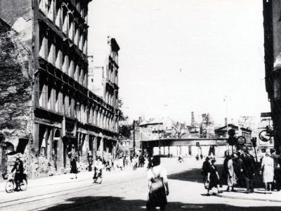 1945 – Ausgebombte Ruinen, wir blicken von der Äußeren Johannisstraße zum Flachbau des ausgebrannten „Ankers“