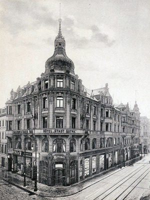 In voller Pracht - das Hotel