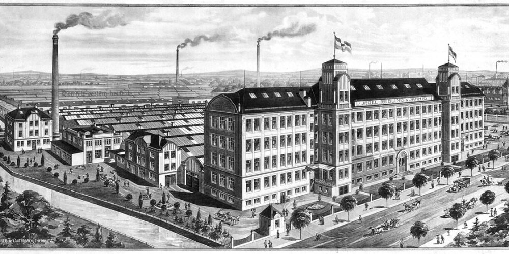 Fabrikansicht um 1910 - links der alte Mühlgraben, rechts die Metzerstraße