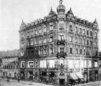 Das neue Geschäftshaus, erbaut 1899 - links das ab 1900 bezogene Haus Königstraße 18