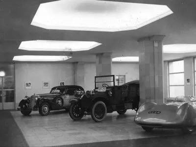 Foyer mit Fahrzeugausstellung